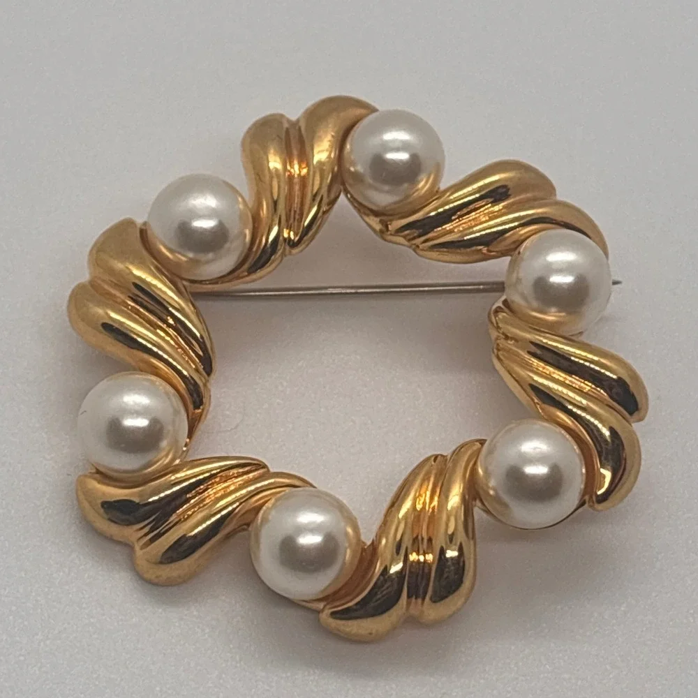 VTG‎ Napier Brooch Gold Tone Wreath Pin Faux Pearl Accents